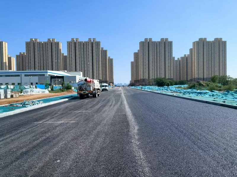 咸陽市裝備制造產(chǎn)業(yè)園天惠路（興業(yè)西路—城市運動公園）瀝青下面層順利貫通